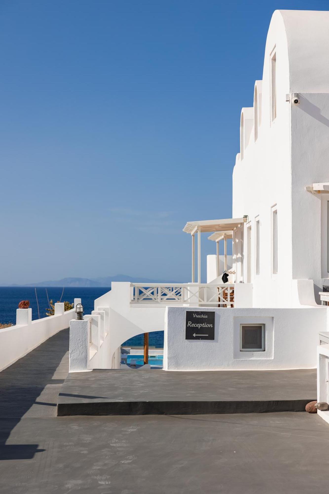 Vrachia & * Oia (Santorini)